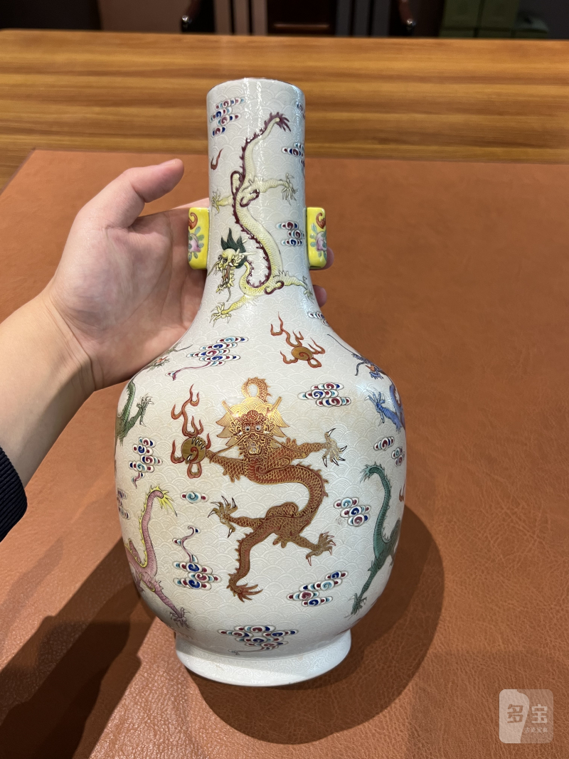 清咸丰 粉彩轧道龙纹双耳瓶 - 图6